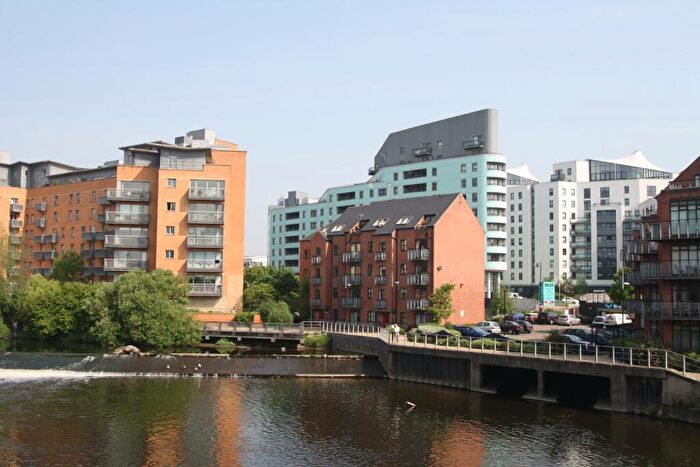 2 Bedroom Flat To Rent In Turlow Court, Leeds, West Yorkshire, Uk, LS9