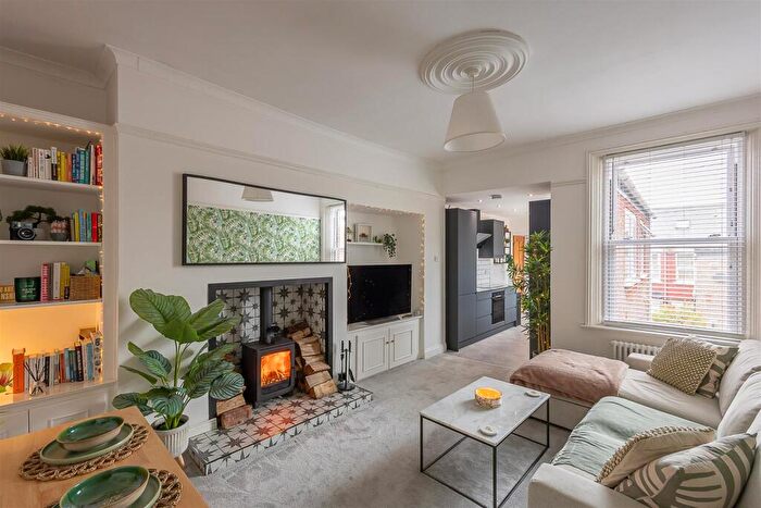 3 Bedroom Flat For Sale In Mowbray Street, Heaton, Newcastle Upon Tyne, NE6