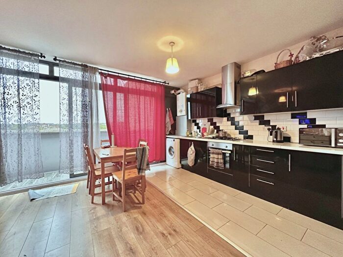 3 Bedroom Flat To Rent In Caxton Road, SW19
