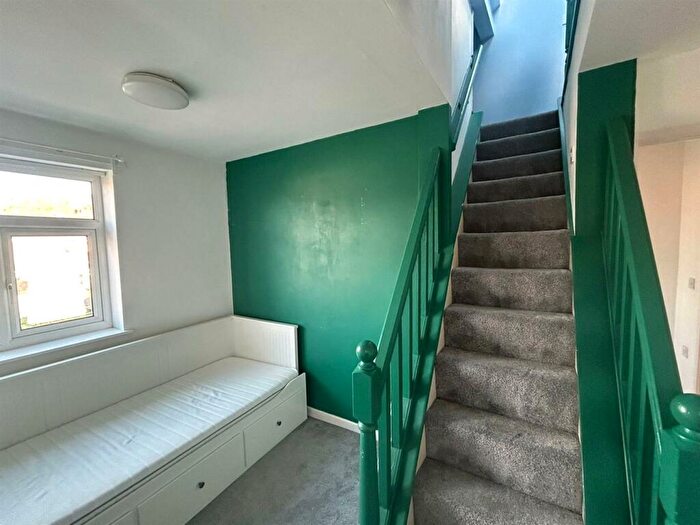 2 Bedroom End Of Terrace House To Rent In Incline Road, Oldham, OL8