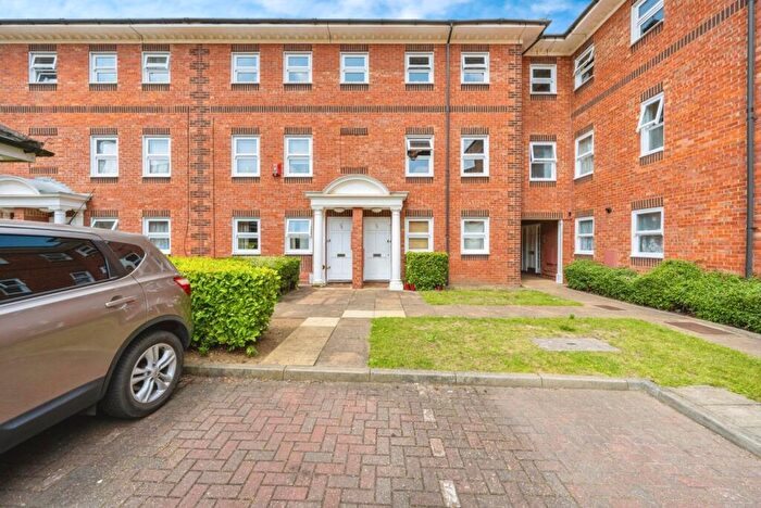 2 Bedroom Maisonette For Sale In Ashburnham Road, Bedford, Bedfordshire, MK40