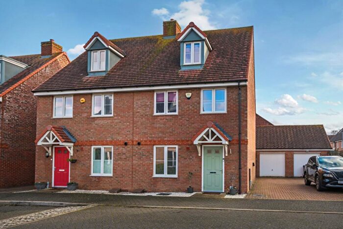 4 Bedroom Semi Detached House For Sale In Aspen Gardens, Stotfold, Hitchin, SG5