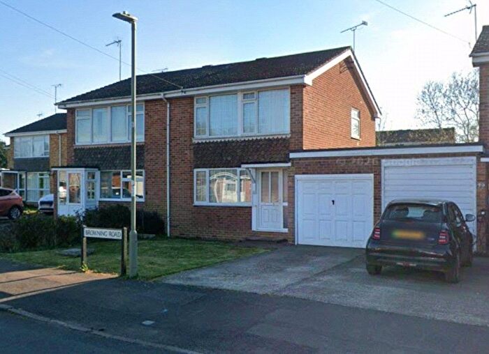3 Bedroom Semi-detached House For Sale In Browning Road, Banbury, Oxfordshire, OX16