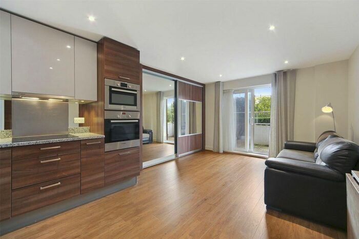 2 Bedroom Flat For Sale In Bromyard Avenue, London, W3