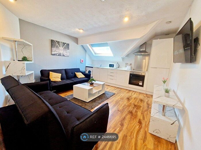 4 Bedroom Flat To Rent In Polygon Road, Manchester, M8