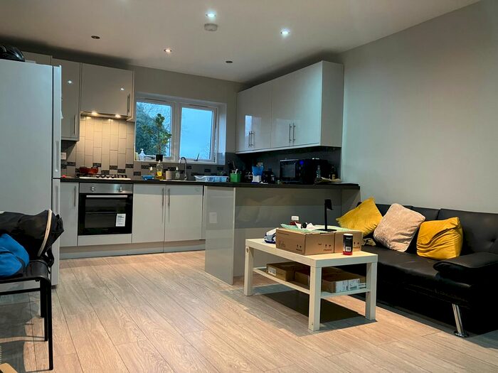 2 Bedroom Flat To Rent In Langley Park Road, Sutton, SM2