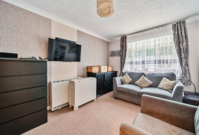 1 Bedroom Apartment For Sale In Kingston Gardens, Beddington, CR0