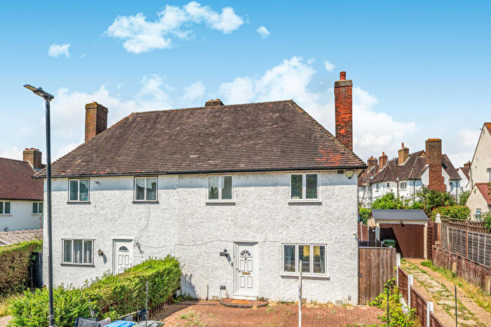 3 Bedroom Semi-Detached House For Sale In Cornwallis Walk, London, SE9