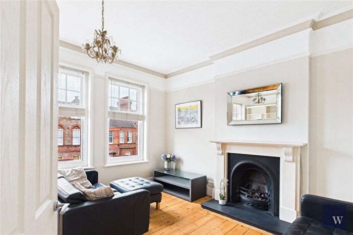 3 Bedroom Maisonette For Sale In Barcombe Avenue, London, SW2