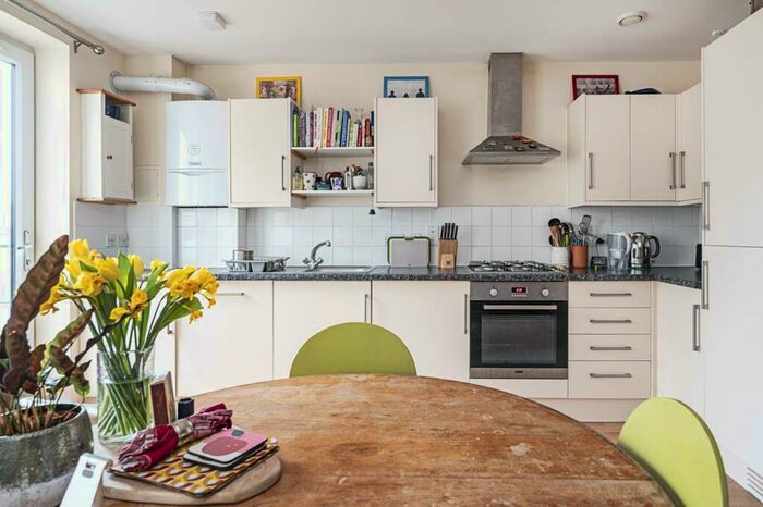 2 Bedroom Flat To Rent In Collent Street, Hackney, London, E9