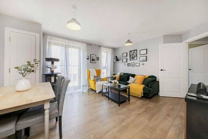 2 Bedroom Flat To Rent In Broadwater Road, London, SW17