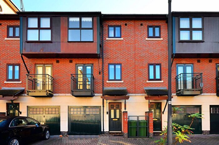 3 Bedroom Property For Sale In Fairfax Mews, Royal Docks, London, E16