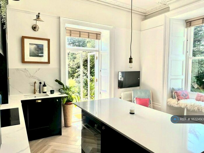 2 Bedroom Flat To Rent In Clystlands, Exeter, EX1