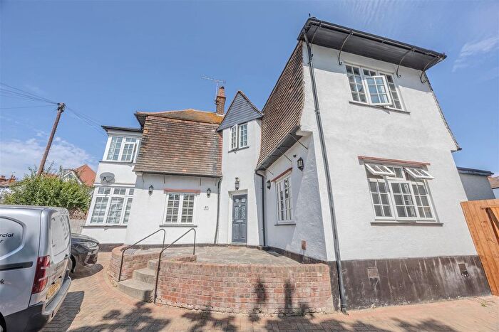 2 Bedroom Flat To Rent In Hillside Crescent, Leigh On Sea, SS9