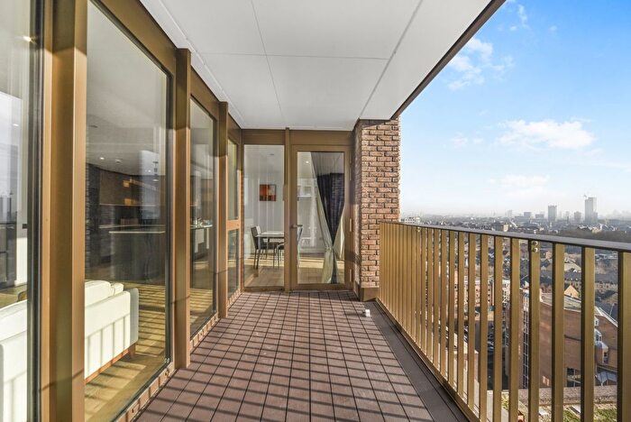 3 Bedroom Flat To Rent In Merino Gardens, London, E1W