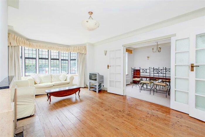 3 Bedroom Flat To Rent In Highlands Heath, Portsmouth Road, SW15