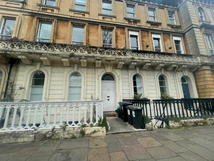 2 Bedroom Flat To Rent In Victoria Square, Clifton, Bristol, BS8