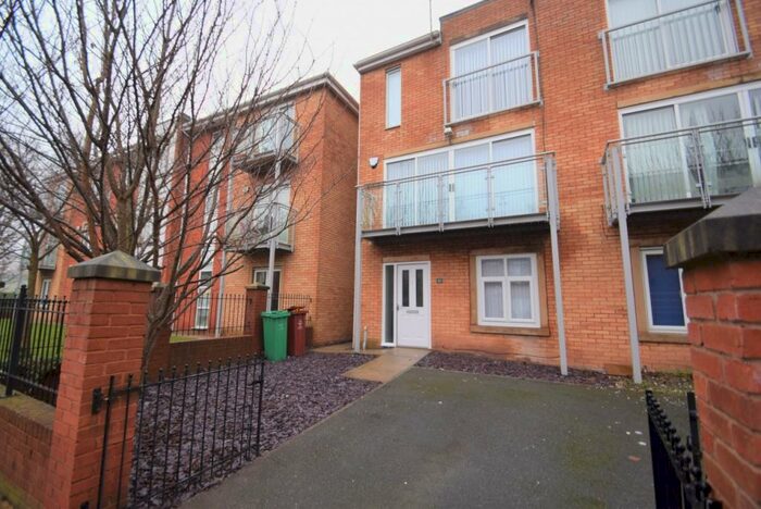 4 Bedroom Town House To Rent In Chevassut Street, Hulme, Manchester, ., M15