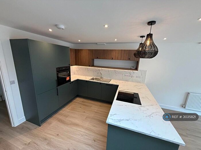 4 Bedroom Semi Detached House To Rent In Earlsbrook Road, Redhill, RH1