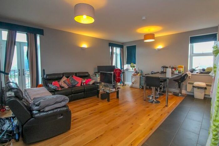 2 Bedroom Flat To Rent In Kings Court, High St, Newport, NP20