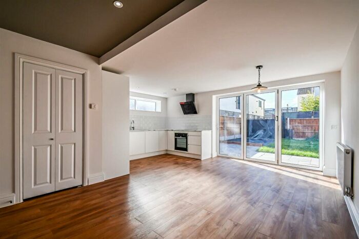 2 Bedroom Apartment For Sale In Southview Drive, Westcliff-On-Sea, SS0