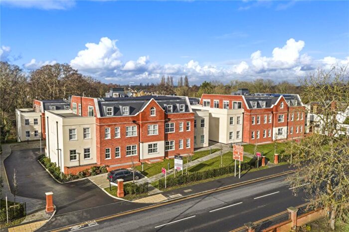 1 Bedroom Apartment For Sale In Riverside Gardens, Oatlands Drive, Weybridge, KT13