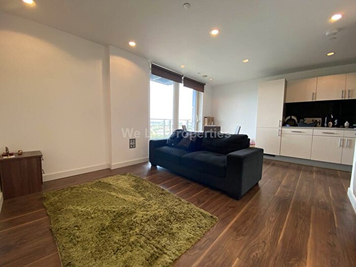 2 Bedroom Flat To Rent In Number One Pink, Media City, M50