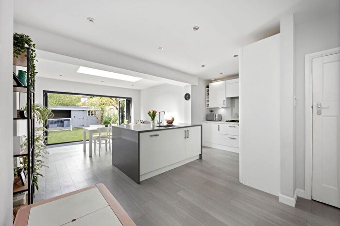 3 Bedroom Detached House For Sale In Baranscraig Avenue, Brighton, BN1