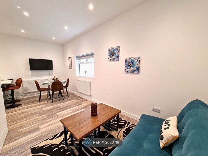 2 Bedroom Maisonette To Rent In High Street, Cheltenham, GL50