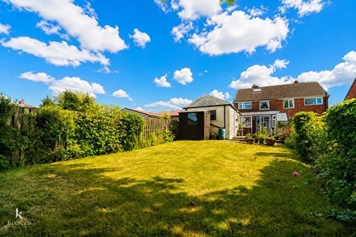 3 Bedroom Semi-detached House For Sale In Oakeneaves Avenue, Burnley, BB11