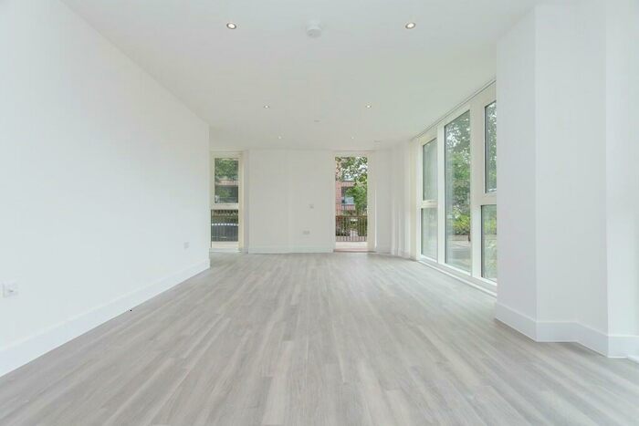 3 Bedroom Duplex To Rent In Thames Road, London, E16