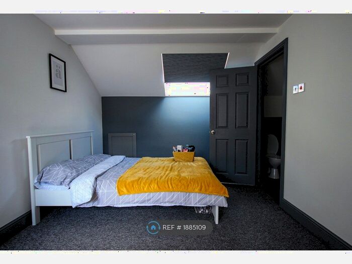 5 Bedroom Terraced House To Rent In Strawberry Hill, Salford, M6