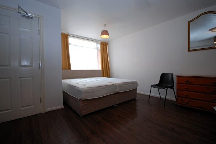 5 Bedroom Flat To Rent In Carlton Grove, London, SE15