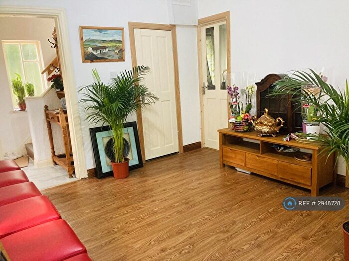 4 Bedroom Semi-Detached House To Rent In Altrincham Road, Manchester, M23