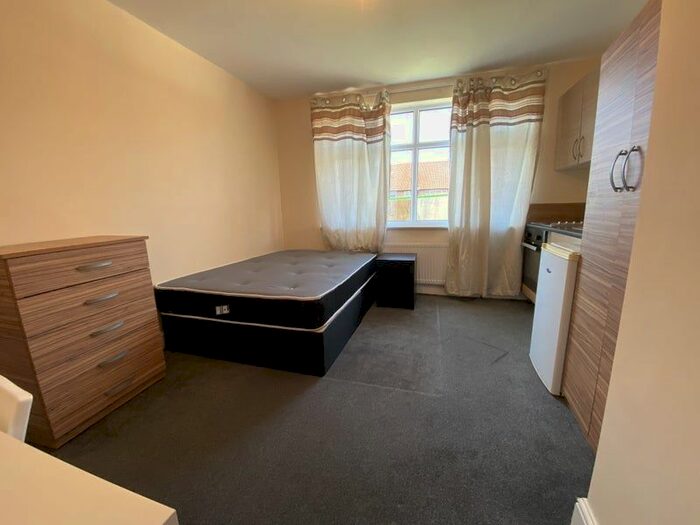 Studio To Rent In Warren Road, London NW2