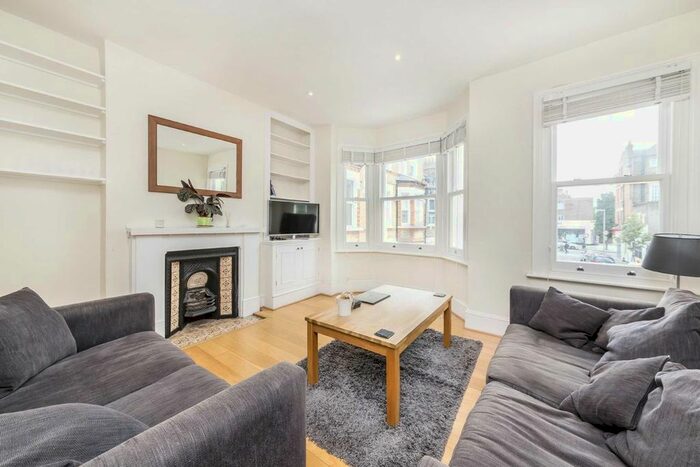 3 Bedroom Flat To Rent In Mossbury Road, London, SW11