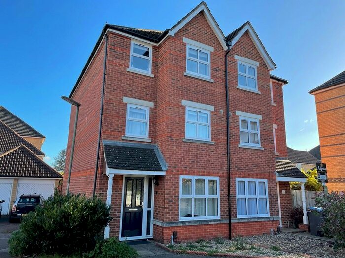 6 Bedroom Town House To Rent In Nightingale Shott, Egham TW20