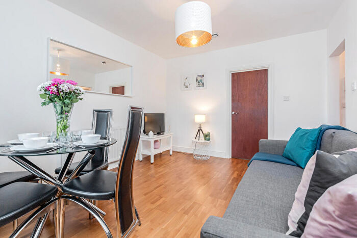 2 Bedroom Flat To Rent In Lavender Hill, SW11