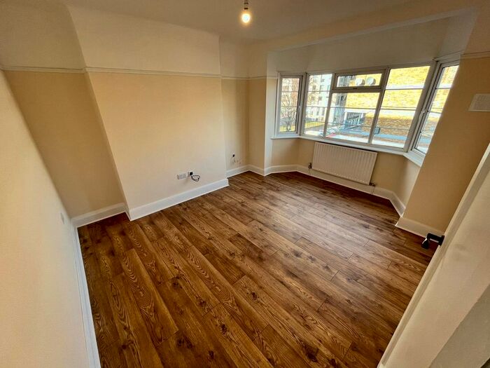 2 Bedroom Flat To Rent In Stockwell Park Walk, London, SW9