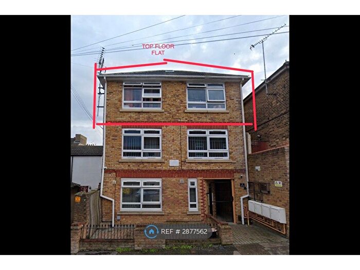 3 Bedroom Flat To Rent In William Street, Sittingbourne, ME10