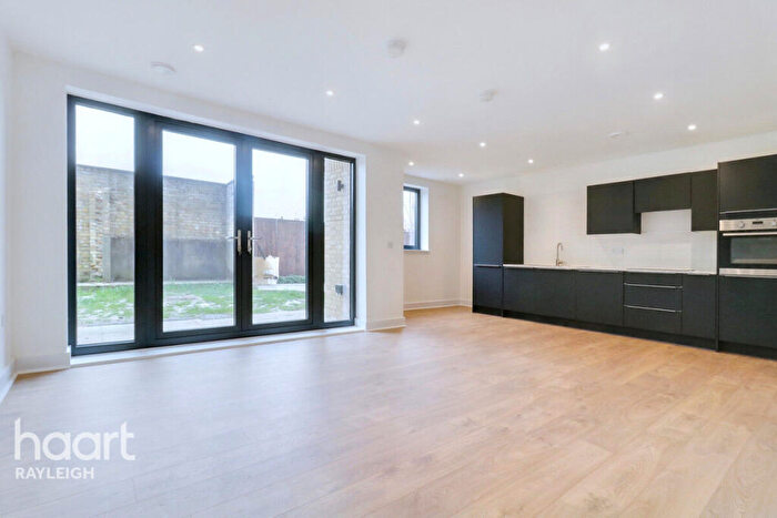 2 Bedroom Flat For Sale In High Road, Rayleigh, SS6