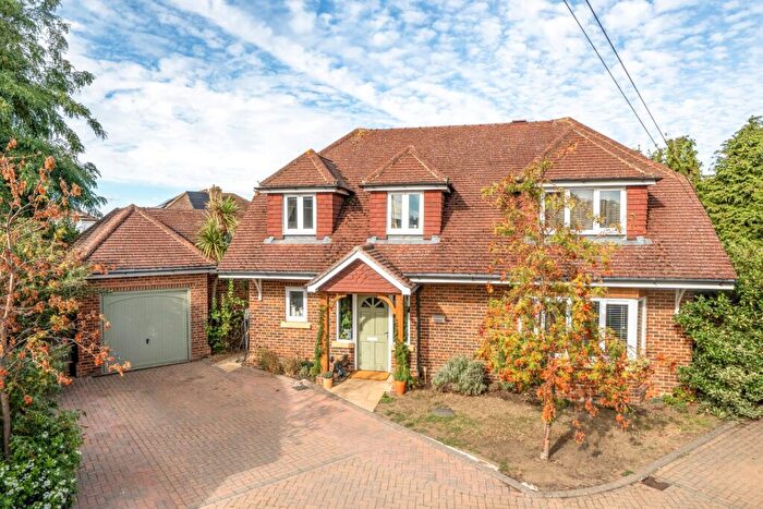 4 Bedroom Detached House For Sale In Orchard Close, Walton On Thames, Surrey, KT12