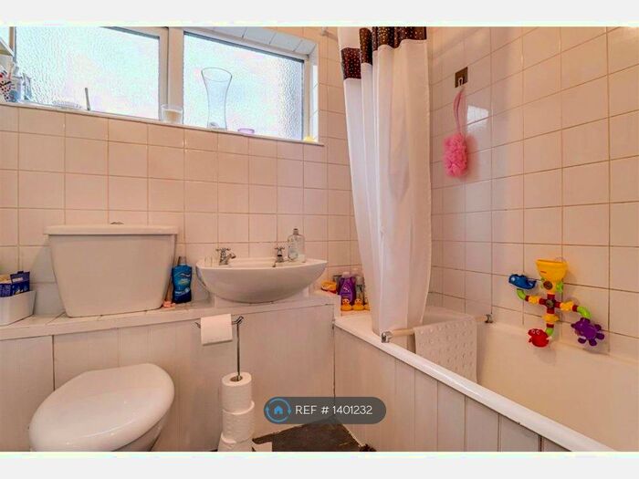 2 Bedroom Flat To Rent In Helmores, Basildon, SS15