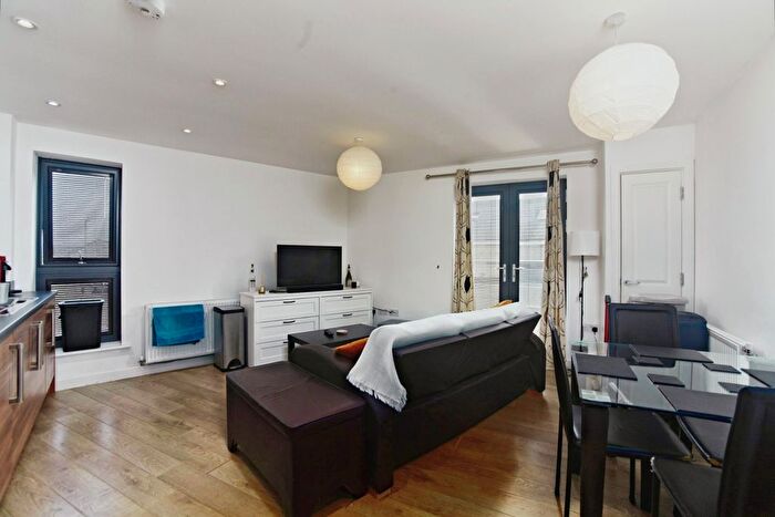 2 Bedroom Flat For Sale In Garratt Lane, London, SW17