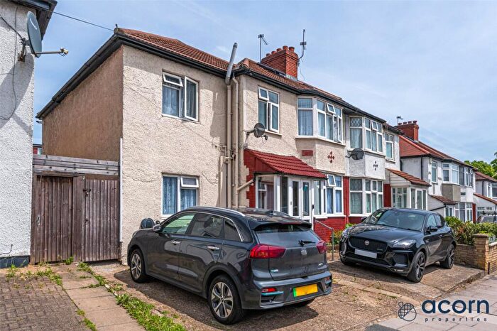 3 Bedroom Apartment For Sale In Dallas Road, Hendon, London, NW4