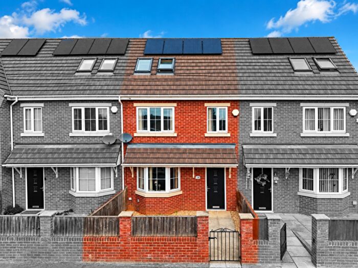 3 Bedroom Town House For Sale In Kirkby Avenue, Doncaster, DN5