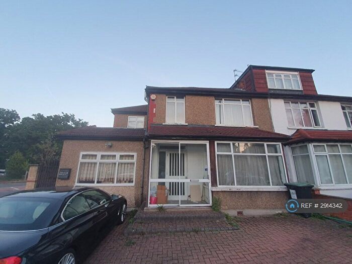 3 Bedroom Flat To Rent In Caversham Avenue, London, N13
