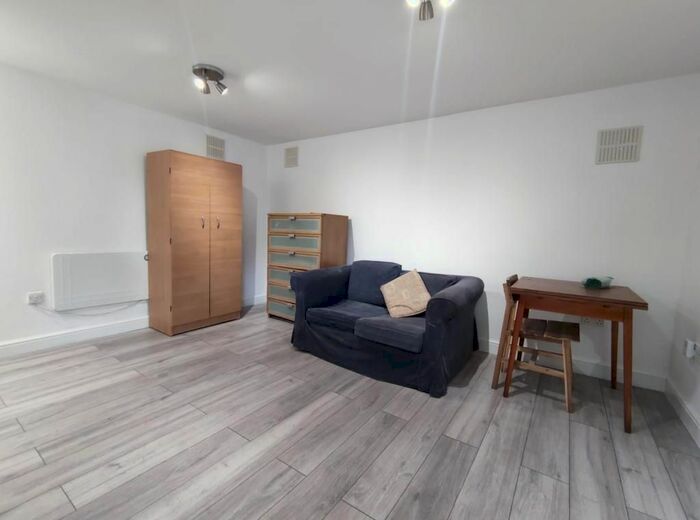 Studio To Rent In Radford Road, London, SE13