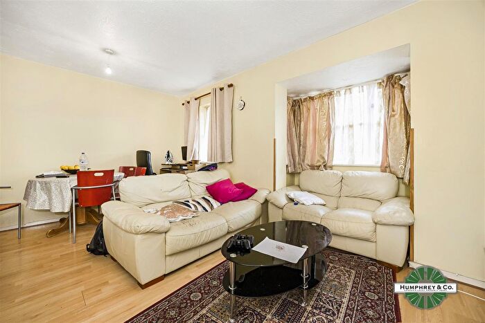 2 Bedroom Flat To Rent In The Bridle Path, Woodford Green, IG8