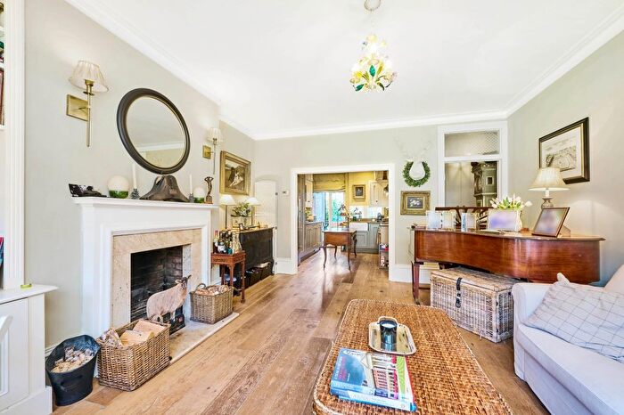 3 Bedroom Flat To Rent In Albert Bridge Road, London, SW11